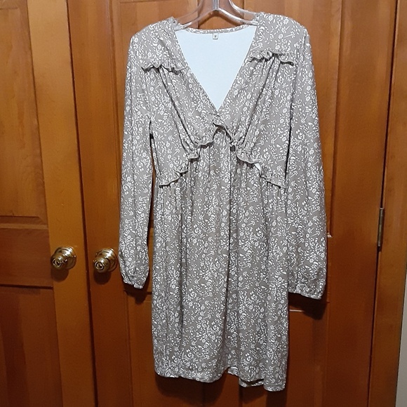 Dresses & Skirts - Tan & White V-Neck Pullover Dress